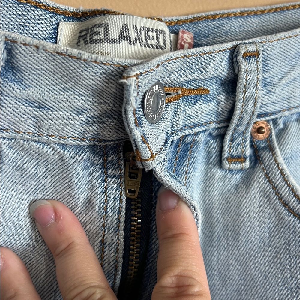 Vintage Levi’s Men’s Size 32/Women’s Size 6 Relaxed Fit 550 Cutoff Wedgie Shorts - Picture 2 of 9